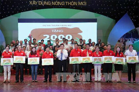 ຮ່ວມແຮງຮ່ວມໃຈພ້ອມກັບປະຊາຊົນທຸກຍາກ ກໍ່ສ້າງຊົນນະບົດໃໝ່